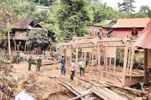 Lực lượng vũ trang hỗ trợ người dân bản Xiềng Tắm, xã Mỹ Lý sửa chữa nhà ở, tái thiết sau đợt lũ lịch sử hồi tháng 7 vừa qua.
