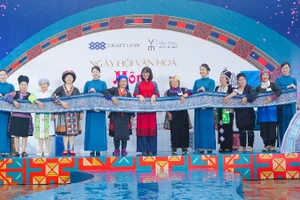 8 nhóm Mông đến từ Cao Bằng, Lào Cai, Tuyên Quang, Điện Biên, Phú Thọ, Nghệ An làm nghi thức khai mạc ngày hội. 