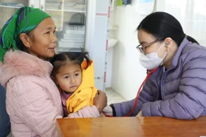 Các thầy thuốc Bệnh viện Đại học Y Hà Nội tham gia khám bệnh, tư vấn sức khỏe và cấp thuốc miễn phí cho người dân xã Pà Cò (Phú Thọ). (Ảnh BVCC)