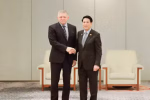 Chủ tịch nước Lương Cường tiếp Thủ tướng Slovakia Robert Fico. (Ảnh: HỮU HƯNG)