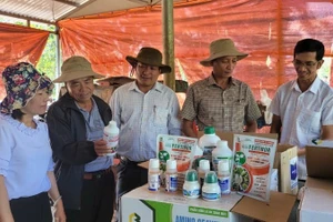 Cơ quan chức năng tỉnh Đắk Lắk hướng dẫn người dân sử dụng thuốc bảo vệ thực vật sinh học.