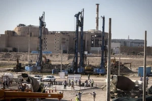 Công nhân làm việc tại công trường xây dựng giai đoạn 2 của Nhà máy điện hạt nhân Bushehr ở miền nam Iran, ngày 10/11/2019. (Ảnh: Xinhua)