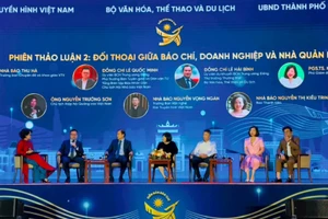 Các diễn giả trao đổi tại Diễn đàn vai trò của báo chí trong việc thúc đẩy phát triển các ngành công nghiệp văn hóa.