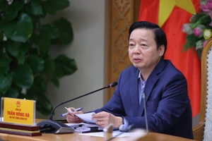 Phó Thủ tướng Trần Hồng Hà chủ trì cuộc họp nghe báo cáo về việc phê duyệt tổng hạn ngạch phát thải khí nhà kính cho năm 2025-2026. (Ảnh: VGP/Minh Khôi)