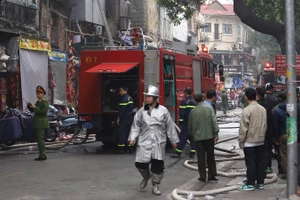 Lực lượng chức năng có mặt tại hiện trường khẩn trương dập tắt đám cháy.