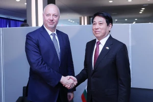 Chủ tịch nước Lương Cường gặp Thủ tướng Bulgaria Rosen Zhelyazkov. (Ảnh: Lâm Khánh/TTXVN) 