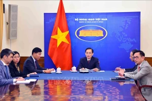 Bộ trưởng Ngoại giao Lê Hoài Trung điện đàm với Bộ trưởng Ngoại giao Lào Thongsavanh Phomvihane. (Ảnh: TTXVN)