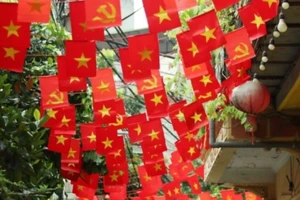 Những con ngõ nhỏ của Thủ đô Hà Nội rực rỡ sắc đỏ màu cờ Tổ quốc dịp Quốc khánh 2/9. (Ảnh: Quốc Khánh/TTXVN)