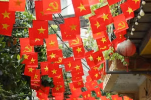 Những con ngõ nhỏ của Thủ đô Hà Nội rực rỡ sắc đỏ màu cờ Tổ quốc dịp Quốc khánh 2/9. (Ảnh: Quốc Khánh/TTXVN)