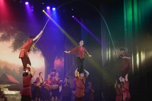 Một cảnh trong vở xiếc-cải lương “Trần Nhân Tông”. (Ảnh Liên đoàn Xiếc Việt Nam)