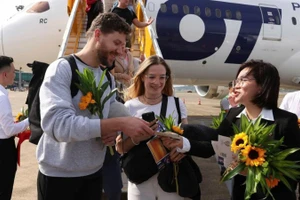 Chào mừng khách quốc tế đến Phú Quốc trong lễ đón vị khách quốc tế thứ 20 triệu đến Việt Nam. (Ảnh CÔNG ĐẠT)