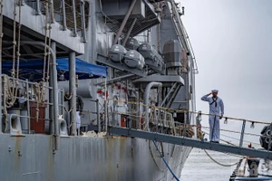 Thủy thủ tàu USS Robert Smalls chào đón các phóng viên tham gia tác nghiệp trong sáng ngày 10/12.
