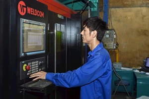 Vận hành dây chuyền gia công cơ khí tại Công ty Tomerco An Khang, Cụm công nghiệp Ngọc Liệp (Hà Nội). (Ảnh TUỆ NGHI)