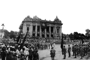 Các đội quân du kích từ các chiến khu tiến vào Hà Nội, tập trung trước Nhà hát Lớn, ngày 30/8/1945. (Ảnh Tư liệu TTXVN)