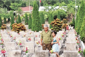 Hằng năm, vào dịp 27/7, nhiều cựu chiến binh và người dân đã đến các nghĩa trang liệt sĩ, thắp hương tưởng nhớ những người lính đã anh dũng hy sinh để bảo vệ nền độc lập, tự do của Tổ quốc. (Ảnh THÀNH NAM)