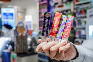 Thuốc lá điện tử dùng một lần với hương vị ngọt ngào và thiết kế bắt mắt, đang nhắm mục tiêu vào giới trẻ, gây ra mối lo ngại về nghiện nicotine. (Ảnh: FranceInfo)