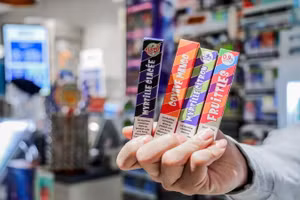 Thuốc lá điện tử dùng một lần với hương vị ngọt ngào và thiết kế bắt mắt, đang nhắm mục tiêu vào giới trẻ, gây ra mối lo ngại về nghiện nicotine. (Ảnh: FranceInfo)