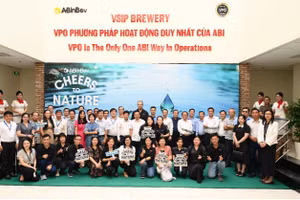 Đại diện AB InBev Việt Nam cùng đại diện các cơ quan báo chí, sở, ban, ngành và địa phương chụp ảnh lưu niệm trong chương trình tham quan Nhà máy AB InBev Việt Nam tại KCN VSIP II-A, hưởng ứng Ngày Nước thế giới 2026. (Ảnh: AB InBev Việt Nam)