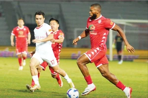 Hải Phòng (áo đỏ) thua Thể Công Viettel 1-2 trên sân nhà.