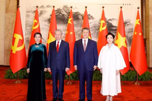Tổng Bí thư, Chủ tịch nước Tô Lâm và Phu nhân cùng Tổng Bí thư, Chủ tịch nước Trung Quốc Tập Cận Bình và Phu nhân chụp ảnh chung. (Ảnh: Thống Nhất/TTXVN)