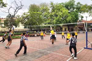 Giờ học môn Giáo dục thể chất của học sinh Trường trung học phổ thông Tống Văn Trân (tỉnh Ninh Bình).