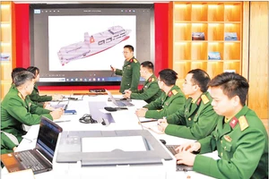 Cán bộ Viện Thiết kế tàu quân sự thảo luận các phương án thiết kế tàu quân sự. (Ảnh THẾ ĐẠI)