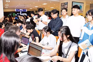 Học sinh tìm hiểu thông tin tuyển sinh tại Đại học Kinh tế quốc dân.