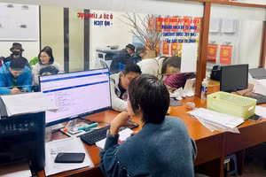 Người dân làm thủ tục hành chính và nhận kết quả trực tuyến tại phường Định Công, thành phố Hà Nội. (Ảnh HẢI MINH)