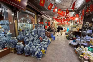 Đổi mới thiết kế mở ra cơ hội phát triển cho làng nghề gốm Bát Tràng. (Ảnh: NGỌC LIÊN)