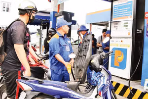 Người dân đến đổ xăng tại một cửa hàng kinh doanh xăng dầu trên đường Phạm Văn Thuận (phường Tam Hiệp, thành phố Đồng Nai). (Ảnh: HẢI QUÂN)