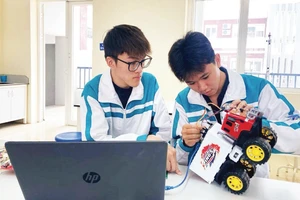Học sinh Trường trung học phổ thông chuyên Lương Văn Tụy (tỉnh Ninh Bình) trong giờ học STEM.