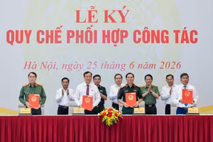 Chủ tịch Quốc hội Trần Thanh Mẫn và đại biểu chứng kiến Lễ ký Quy chế phối hợp công tác giữa Ủy ban Quốc phòng, An ninh và Đối ngoại của Quốc hội với Bộ Quốc phòng, Bộ Công an và Bộ Ngoại giao. (Ảnh: DUY LINH)