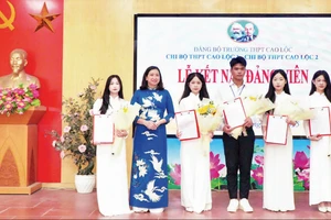 Kết nạp đảng viên là học sinh ở Đảng bộ Trường trung học phổ thông Cao Lộc, phường Kỳ Lừa, tỉnh Lạng Sơn.