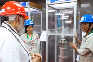 Thủ tướng Narendra Modi nghe giới thiệu về các tính năng của lò phản ứng PFBR công suất 500 MWe. (Ảnh: WNN)