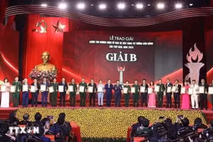 Hình ảnh lễ trao giải Cuộc thi chính luận về bảo vệ nền tảng tư tưởng của Đảng lần thứ năm, năm 2025. (Ảnh: Văn Điệp/TTXVN)