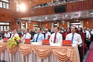 Các đồng chí lãnh đạo, nguyên lãnh đạo Trung ương, địa phương tham dự họp mặt mừng Đảng, mừng Xuân Bính Ngọ 2026. 