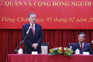 Tổng Bí thư Tô Lâm phát biểu tại buổi gặp gỡ cán bộ Đại sứ quán và cộng đồng người Việt Nam tại Lào. (Ảnh Duy Toàn)