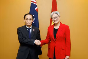 Bộ trưởng Ngoại giao Lê Hoài Trung và Bộ trưởng Ngoại giao Australia Penny Wong. (Ảnh: TTXVN)