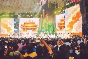Đông đảo du khách thưởng thức chương trình nghệ thuật bế mạc Hội chợ Mùa xuân tại Trung tâm Hội chợ Triển lãm quốc gia (Đông Anh, Hà Nội). 