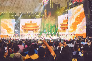 Đông đảo du khách thưởng thức chương trình nghệ thuật bế mạc Hội chợ Mùa xuân tại Trung tâm Hội chợ Triển lãm quốc gia (Đông Anh, Hà Nội). 