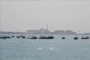 Tàu của Lực lượng Vệ binh Cách mạng Hồi giáo Iran (IRGC) tại một lễ kỷ niệm ở Vịnh Persian. (Ảnh: THX/TTXVN)