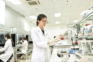 Nghiên cứu các chủng vi sinh vật có hoạt tính sinh học cao phục vụ sản xuất sản phẩm cho nông nghiệp trong phòng thí nghiệm. (Ảnh THẾ ĐẠI)