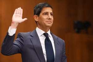 Ông Kevin Warsh, người được Tổng thống Donald Trump đề cử làm tân Chủ tịch Cục Dự trữ Liên bang Mỹ (FED), trong phiên điều trần tại Ủy ban Ngân hàng Thượng viện Mỹ ở Washington, DC., ngày 21/4/2026. (Ảnh: Getty Images/TTXVN)