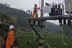 Nhân viên điện lực Trấn Yên (Lào Cai) kiểm tra Trạm biến áp.