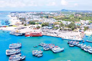 Đảo Phú Quý phát triển kinh tế biển, đồng thời bảo đảm an ninh quốc phòng.