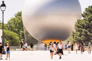 Thời tiết nắng nóng bao trùm thủ đô Paris, Pháp (Ảnh TÂN HOA XÃ)