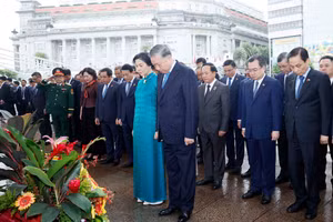 Tổng Bí thư, Chủ tịch nước Tô Lâm và Phu nhân cùng đoàn đại biểu cấp cao Việt Nam tưởng nhớ Chủ tịch Hồ Chí Minh. (Ảnh: TTXVN)