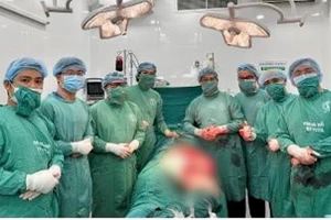 Ê-kíp liên chuyên khoa phối hợp thực hiện ca phẫu thuật.