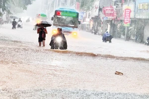 Tình trạng ngập lụt tại phố Khâm Thiên, Hà Nội sau trận mưa lớn vào tháng 9/2025. (Ảnh TL)