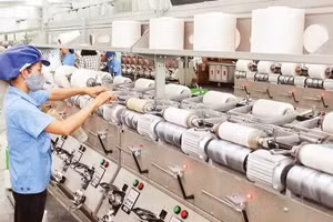 Sản xuất các sản phẩm dệt nhuộm tại Công ty trách nhiệm hữu hạn Dệt nhuộm Jasan Việt Nam (vốn đầu tư Trung Quốc) tại Khu công nghiệp Phố Nối B, tỉnh Hưng Yên. (Ảnh: ÐĂNG DUY)